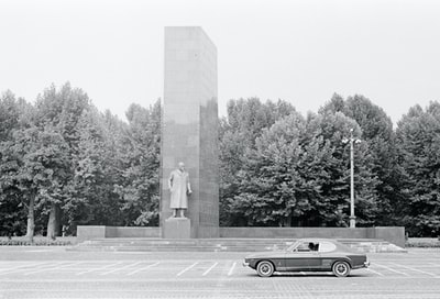 经典汽车上路灰度照片